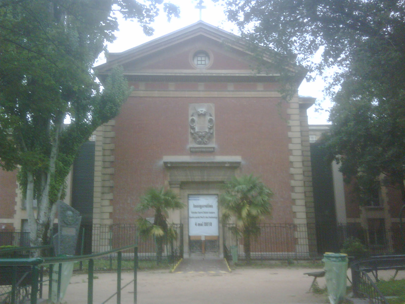 Prison Saint-Lazare, chapel, insert of coat-of-arms over the entrance.